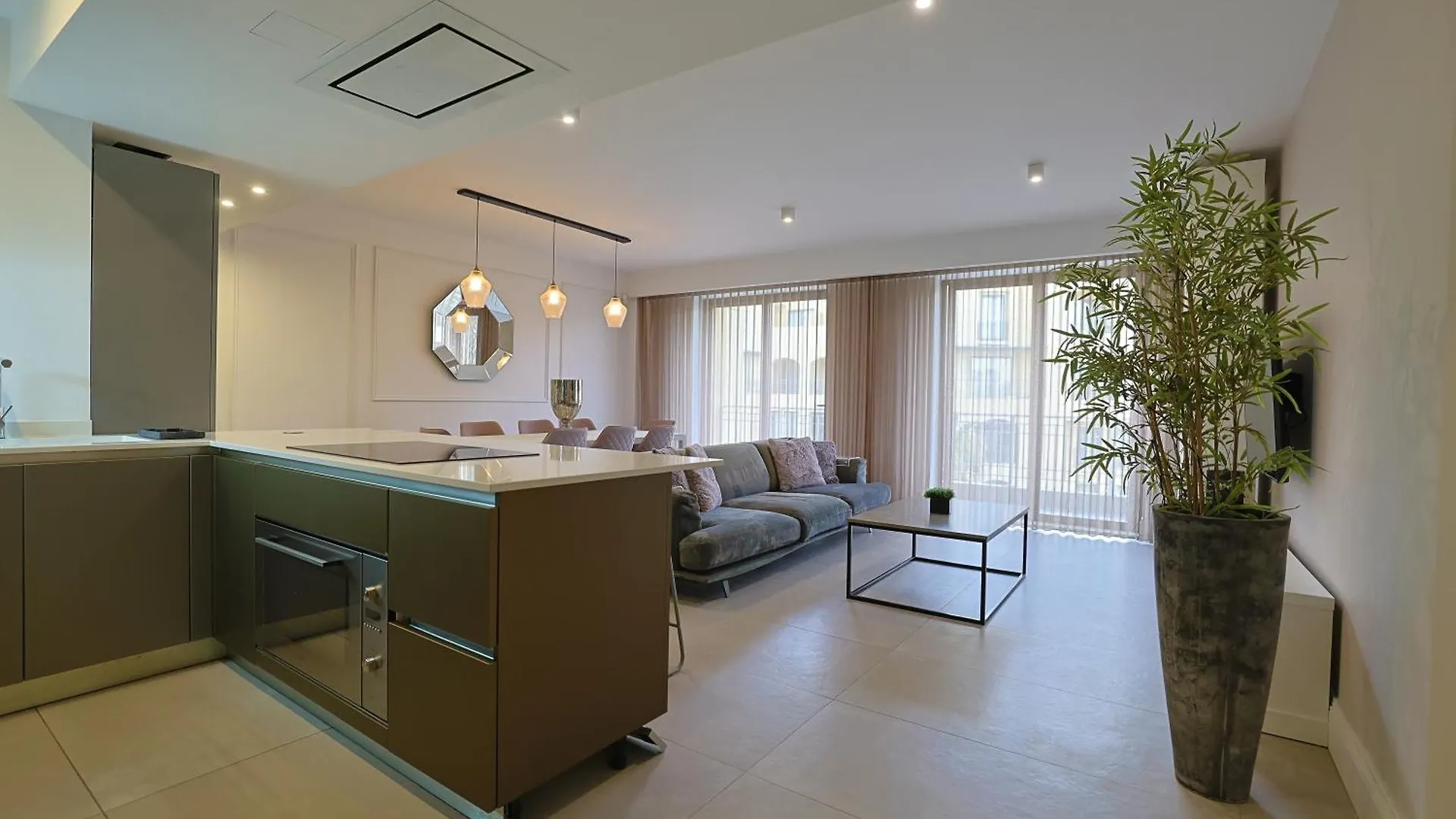 Stylish 3 Bed Partial Seaview location